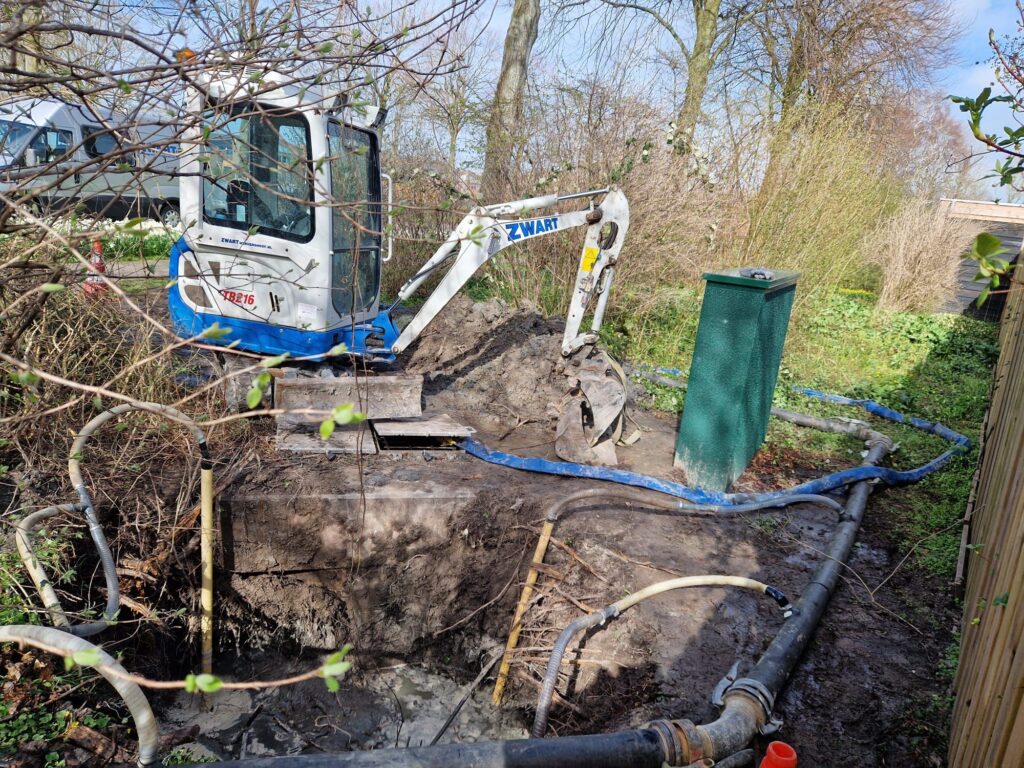 Overdruk: Ja
Breedte rups: 1,00m
Snelwissel: CW05
Hoogte cabine: 2,50m