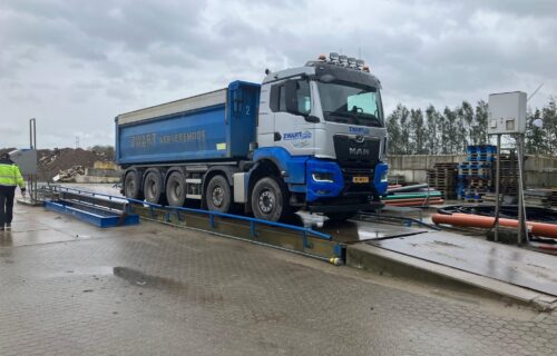 MAN TGS containerauto met een vloeistofdichte container. Vrachtwagens.